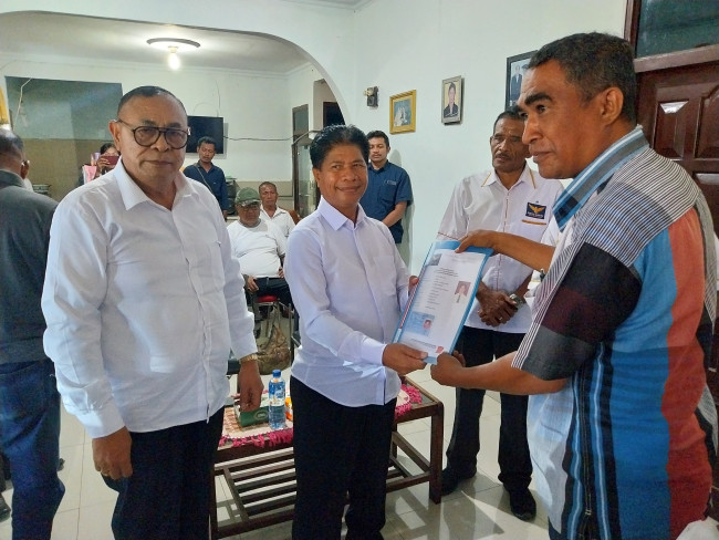 Calon Bupati Sikka Suitbertus Amandus mendaftar di Partai Garuda Sikka
