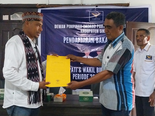 Calon Bupati Sikka Fidelis Nong Nogor mendaftar di Partai Garuda Sikka, Selasa (23/4)