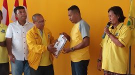 Yance Maring menyerahkan berkas pendaftaran kepada Sekretaris Partai Golkar Nafarete Situmekeng, Rabu (24/4) 