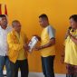 Yance Maring menyerahkan berkas pendaftaran kepada Sekretaris Partai Golkar Nafarete Situmekeng, Rabu (24/4) 