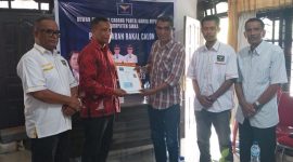 Bakal Calon Bupati Sikka Emanuel Kolfidus mendaftar di Partai Garuda Sikka, Jumat (26/4)
