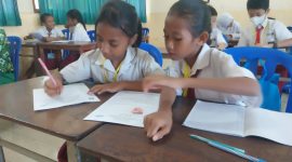 Peserta Pesona Sains SMPK Frater Maumere sedang mengikuti lomba babak penyisihan, Senin (29/4)