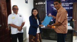 Calon Wakil Bupati Sikka Voni Francis mendaftar secara resmi di Partai Garuda, Senin (29/4)