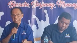 Ketua Partai Nasdem Sikka Romanus Woga didampingi Seketaris Partai Nasdem memberikan keterangan pers kepada wartawan, Selasa (30/4)