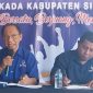 Ketua Partai Nasdem Sikka Romanus Woga didampingi Seketaris Partai Nasdem memberikan keterangan pers kepada wartawan, Selasa (30/4)