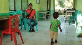 Bocah 2 tahun korban gigitan anjing rabies sedang berada di Puskesmas Palue, Selasa (23/4)