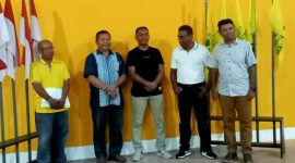Pengurus Partai Golkar Sikka pose bersama Calon Bupati Kensius Didimus dan Calon Wakil Bupati Yance Maring