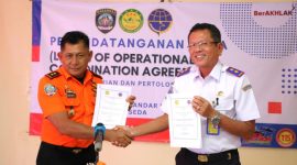 Kepala Basarnas Maumere Supriyanto Ridwan dan Kepala Bandara Frans Seda Maumere Partahian Panjaitan memperlihatkan penandatangan LOCA, Selasa (30/4)