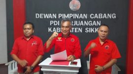 Ketua PDIP Sikka Fransiskus Roberto Diogo menyampaikan keterangan pers terkait Pilkada Sikka, Senin (15/4)