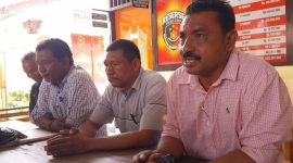 Dominikus Tukan dan Alfons Ase didampingi Yuvinus Solo alias Joker menggelar konperensi pers terkait dugaan TPPO, Selasa (9/4)