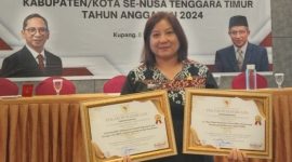 Penjabat Sekda Sikka Margaretha Movaldes da Maga Bapa memperlihatkan piagam penghargaan TOP 10 Kompetisi Inovasi Pelayanan Publik (KOIN YANLIK) Provinsi NTT Tahun 2023 di Hotel Sotis Kupang, Rabu (8/5)