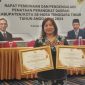 Penjabat Sekda Sikka Margaretha Movaldes da Maga Bapa memperlihatkan piagam penghargaan TOP 10 Kompetisi Inovasi Pelayanan Publik (KOIN YANLIK) Provinsi NTT Tahun 2023 di Hotel Sotis Kupang, Rabu (8/5)