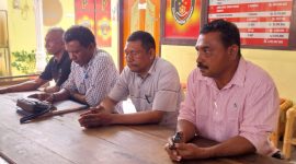 YS alias J didampingi kuasa hukum menyampaikan keterangan pers kepada wartawan beberapa waktu lalu