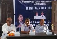 Ketua Tim Tujuh Partai Garuda Faustinus Vasko (tengah)