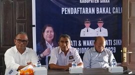 Ketua Tim Tujuh Partai Garuda Faustinus Vasko (tengah)