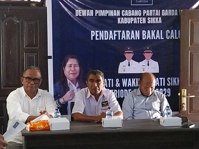 Ketua Tim Tujuh Partai Garuda Faustinus Vasko (tengah)