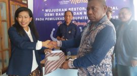 Voni Francis menyerahkan formulir pendaftaran di Partai Nasdem Sikka, Kamis (2/5)