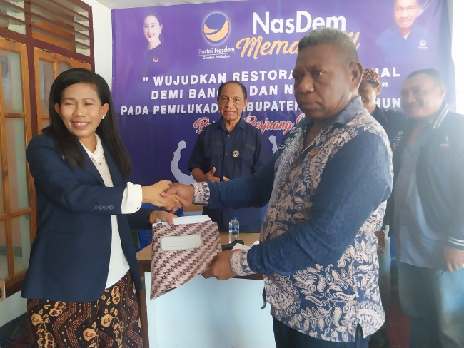 Voni Francis menyerahkan formulir pendaftaran di Partai Nasdem Sikka, Kamis (2/5)