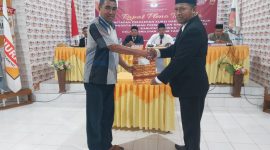 Sekretaris Partai Garuda menerina dokumen SK Penetapan Perolehan Kursi dan Caleg Terpilih.dari Ketua KPU Sikka Herimanto, Kamis (2/5) malam