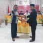Sekretaris Partai Garuda menerina dokumen SK Penetapan Perolehan Kursi dan Caleg Terpilih.dari Ketua KPU Sikka Herimanto, Kamis (2/5) malam