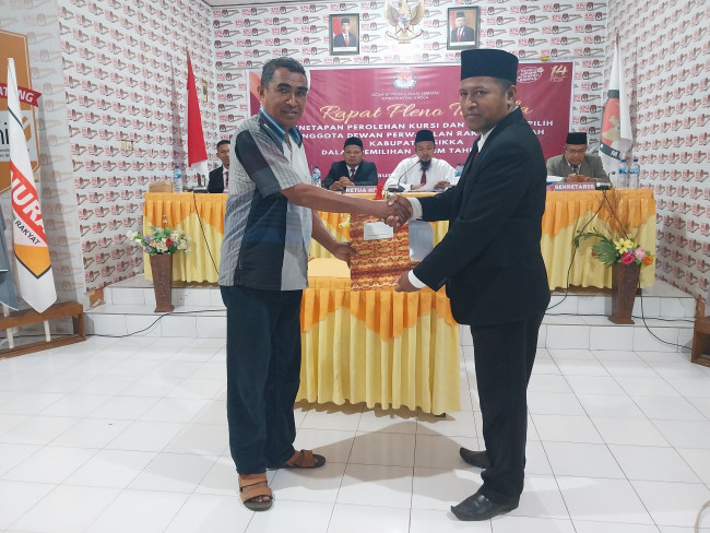 Sekretaris Partai Garuda menerina dokumen SK Penetapan Perolehan Kursi dan Caleg Terpilih.dari Ketua KPU Sikka Herimanto, Kamis (2/5) malam