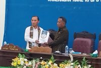Penjabat Bupati Sikka Adrianus Firminus Parera menyerahkan dokumen Rancangan Awal RPJPD 2025-2045, Jumat (3/5)