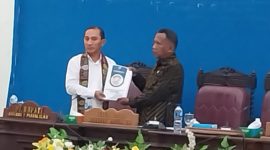 Penjabat Bupati Sikka Adrianus Firminus Parera menyerahkan dokumen Rancangan Awal RPJPD 2025-2045, Jumat (3/5)