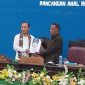 Penjabat Bupati Sikka Adrianus Firminus Parera menyerahkan dokumen Rancangan Awal RPJPD 2025-2045, Jumat (3/5)