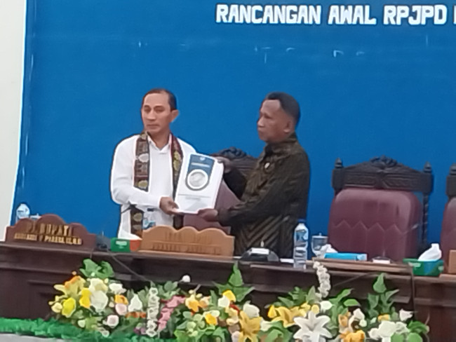 Penjabat Bupati Sikka Adrianus Firminus Parera menyerahkan dokumen Rancangan Awal RPJPD 2025-2045, Jumat (3/5)
