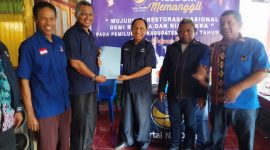 Ketua Partai Nasdem Romanus Woga menerima fiemulir pendaftaran dari Calon Bupati Sikka Heni Doing, Jumat (3/5) 
