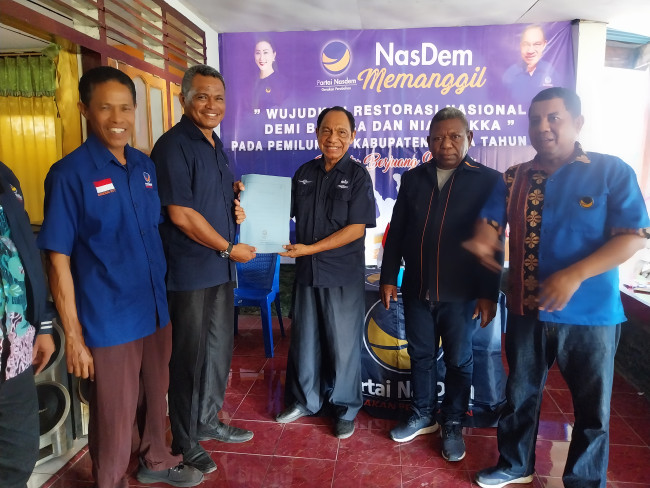 Ketua Partai Nasdem Romanus Woga menerima fiemulir pendaftaran dari Calon Bupati Sikka Heni Doing, Jumat (3/5) 