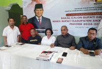 Panitia Pendaftaran Partai Gerindra memberikan keterangan pers terkait pendaftaran Bakal Calon Bupati dan Wakil Bupati Sikka di Sekretariat Partai Gerindra, Jumat (3/5)