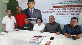 Panitia Pendaftaran Partai Gerindra memberikan keterangan pers terkait pendaftaran Bakal Calon Bupati dan Wakil Bupati Sikka di Sekretariat Partai Gerindra, Jumat (3/5)