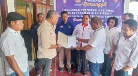 Sufriyance Merison Botu menyerahkan formulir pendaftaran Calon Bupati Sikka Fransiskus Stephanus Say di Partai Nasdem, Senin (6/5) 