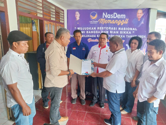 Sufriyance Merison Botu menyerahkan formulir pendaftaran Calon Bupati Sikka Fransiskus Stephanus Say di Partai Nasdem, Senin (6/5) 