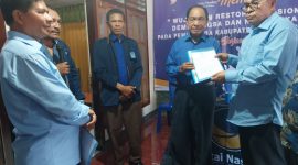 Calon Bupati Sikka Suitbertus Amandus menyerahkan formulir pendaftaran kepada Ketua Partai Nasdem Romanus Woga, Senin (7/5)