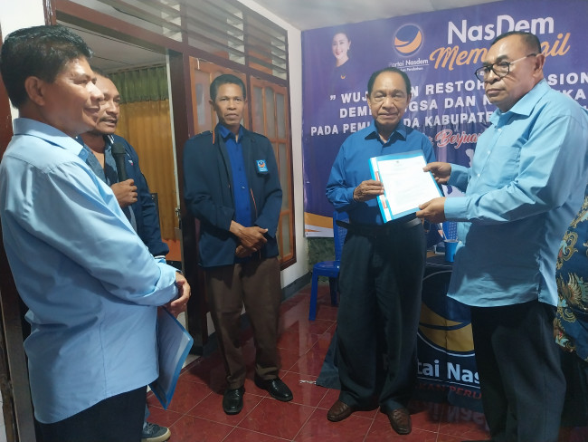 Calon Bupati Sikka Suitbertus Amandus menyerahkan formulir pendaftaran kepada Ketua Partai Nasdem Romanus Woga, Senin (7/5)