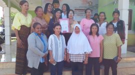 Kader Posyandu pose bersama Voni Francis di Sekretariat Partai Gerindra, Kamis (9/5)