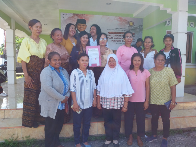 Kader Posyandu pose bersama Voni Francis di Sekretariat Partai Gerindra, Kamis (9/5)