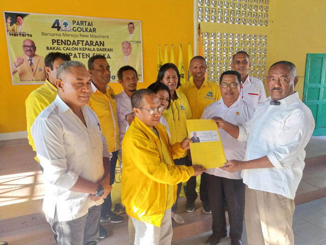Bakal Calon Bupati Sikka Fransiskus Stephanus Say mendaftar di Partai Golkar, Kamis.(9/5)