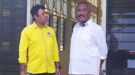 Wakil Ketua Tim Empat Partai Golkar Anronius Hendrikus Rebu berbincang santai dengan Bakal Calon Bupati Sikka Fransiskus Srephanus Say, Kamis (9/5)