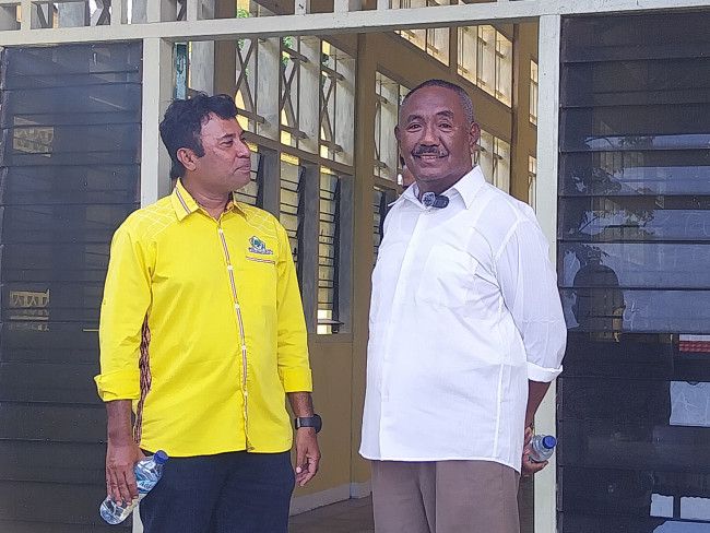 Wakil Ketua Tim Empat Partai Golkar Anronius Hendrikus Rebu berbincang santai dengan Bakal Calon Bupati Sikka Fransiskus Srephanus Say, Kamis (9/5)