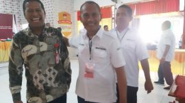 Bakal Calon Bupati Sikka Florianus Mekeng pose bersama Ketua KPU Sikka Herimanto
