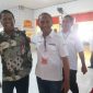 Bakal Calon Bupati Sikka Florianus Mekeng pose bersama Ketua KPU Sikka Herimanto