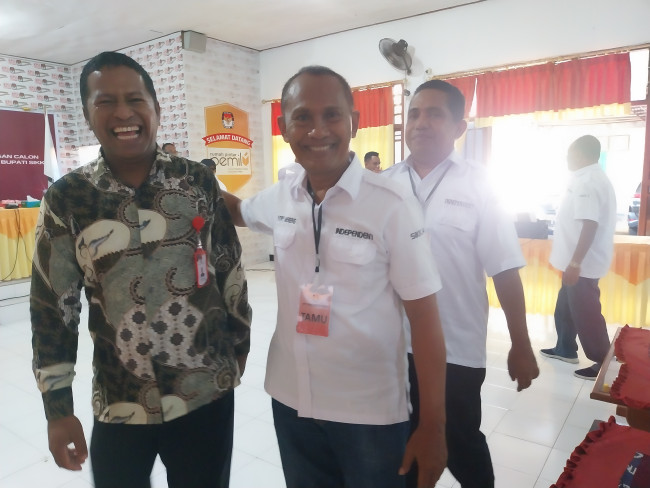 Bakal Calon Bupati Sikka Florianus Mekeng pose bersama Ketua KPU Sikka Herimanto