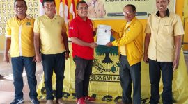 Ketua PSI Sikka Yanes Mekeng menyerahkan formulir pendaftaran di Partai Golkar, Minggu (12/5)