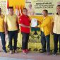Ketua PSI Sikka Yanes Mekeng menyerahkan formulir pendaftaran di Partai Golkar, Minggu (12/5)