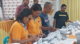 Staf KPU Sikka menghitung KTP Elektronik dukungan untuk Paket Bernas, Minggu (12/5) 