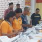 Staf KPU Sikka menghitung KTP Elektronik dukungan untuk Paket Bernas, Minggu (12/5) 