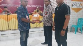 Ketua KPU Sikka menyerahkan tanda terima dan berita acara kepada Ketua Tim Paket Bernas Thomas Aquinas Parera, Senin (13/5) dinihari